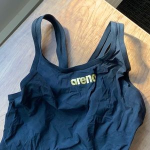 Arena carbon glide kneeskin open back size 28